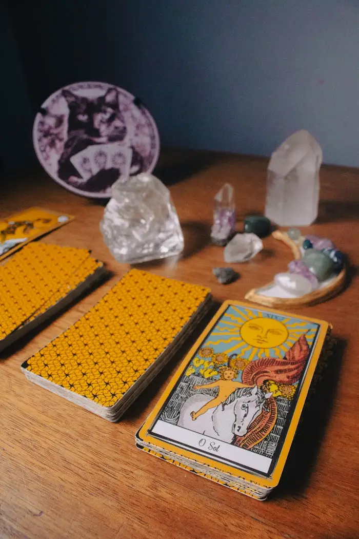Sobre Tarot cards and crystals on wooden table symbolize mysticism and divination.