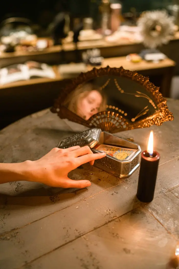 Início A mystical tarot reading scene with a lit candle and reflective mirror setting a mysterious ambiance.
